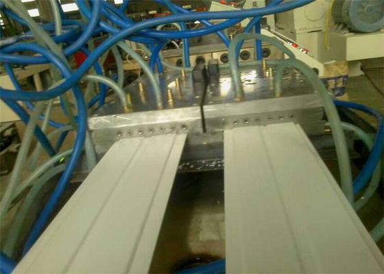 สายการอัดรีดโพรไฟล์พลาสติก PVC WPC แบบอัตโนมัติสำหรับการผลิตประตู / หน้าต่าง