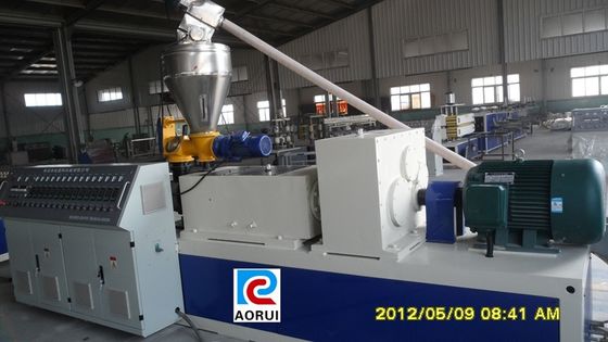 ราคาดี 380V 50HZ ไม้พลาสติกคอมโพสิตเครื่องโปรไฟล์ PVC Pannel Extrusion Line ออนไลน์
