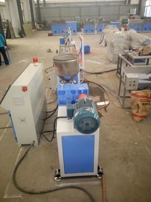 ราคาดี สายการอัดรีดโปรไฟล์ PVC WPC / สายการผลิตแผงผนังพีวีซีพื้นระเบียงทำกลางแจ้ง ออนไลน์