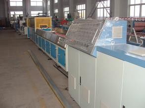 ราคาดี สายการผลิตโปรไฟล์ WPC ของแท่นวางสินค้าพลาสติก ออนไลน์