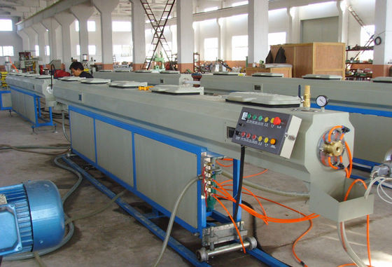 ราคาดี PPR เครื่องผลิตท่อพลาสติกน้ำร้อน / เย็นสายการผลิตท่อ ออนไลน์