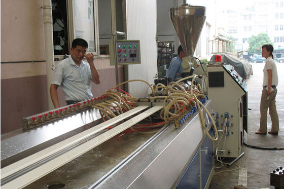 ราคาดี เกลียวคู่อัตโนมัติ WPC โปรไฟล์สายการผลิตหน้าต่างและทำโปรไฟล์ ออนไลน์