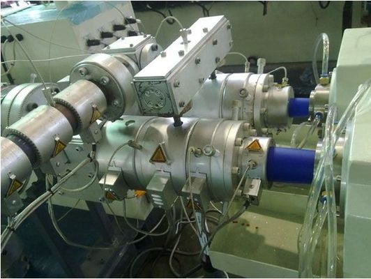 ราคาดี CE / ISO9001 Twin Screw Extruder สายการอัดรีดท่อพีวีซี 150-800 กิโลกรัม / ชั่วโมง ออนไลน์