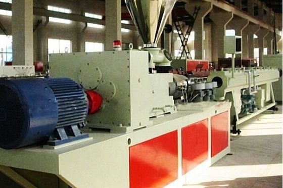 ราคาดี สายการผลิตท่อพลาสติก PE ของ Twin Screw ประสิทธิภาพสูงสำหรับการจ่ายน้ำ ออนไลน์