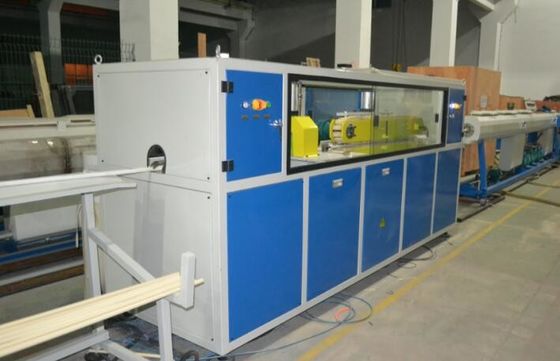 ราคาดี 380V 50HZ PE ชลประทานท่อสายการอัดขึ้นรูปพลาสติก ABB การควบคุมความถี่ ออนไลน์