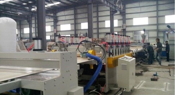 ราคาดี PVC WPC ไม้พลาสติกสายการอัดขึ้นรูปคอมโพสิตสำหรับการผลิตโปรไฟล์หน้าต่าง ออนไลน์