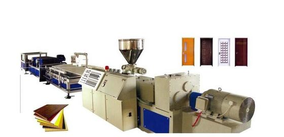 ราคาดี Multilayers WPC กระดานพลาสติก Extrusion Line อัตโนมัติ 350 - 400 Kg / H ออนไลน์