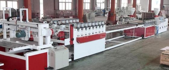 ราคาดี เครื่องโฟมบอร์ด WPC หลายชั้นกับซีเมนส์มอเตอร์ / Omron ควบคุมอุณหภูมิ ออนไลน์