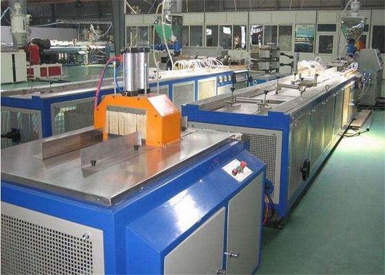 ราคาดี สายการผลิตโปรไฟล์ WPC 380V 50HZ / WPC เครื่องผลิตกรอบประตู ออนไลน์
