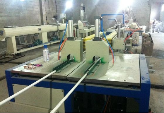 ราคาดี เครื่องผลิตท่อพีวีซีแข็งของ Daul Line, โรงงานผลิตท่อพีวีซี 2 * 8m / นาที ออนไลน์