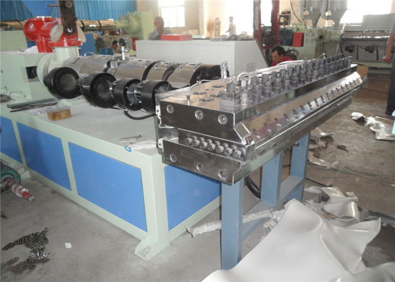 ราคาดี สายการผลิตของ WPC Board พร้อมหัวสกรูคู่ Extruder / T-Die และอุปกรณ์ปลายน้ำ ออนไลน์