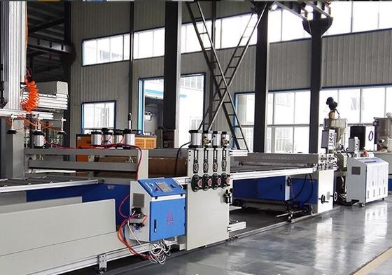 ราคาดี สายการผลิตแผงพลาสติกคณะ WPC 380V 50HZ PVC โฟมบอร์ดเครื่องอัด ออนไลน์