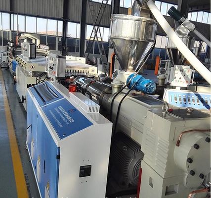 ราคาดี PVC Skinning Fomed Board Extruder Machines / Twin Screw คณะกรรมการโฟม PVC เต็ม Autoamtic ออนไลน์
