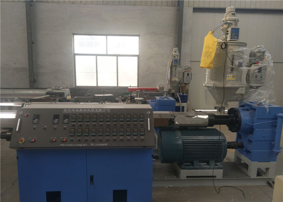 สกรูเดี่ยวสามชั้นท่อพลาสติก Extrusion Line PE HDPE LDPE เครื่องทำท่อ