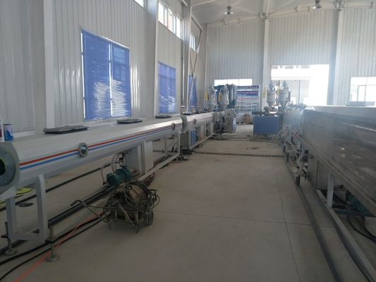 เครื่องทำท่อน้ำเสียพลาสติก HDPE เครื่องอัดรีดสกรูเดี่ยวสายการผลิตท่อ PE PP