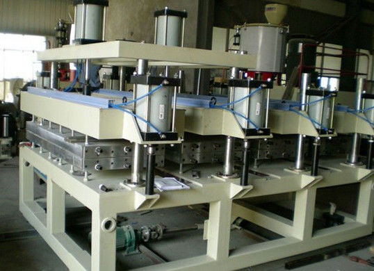 ราคาดี เครื่องรีดพีวีซีโฟมบอร์ดด้วยการออกแบบสกรูคู่ CE / ISO9001 ออนไลน์