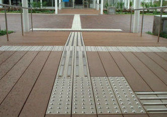 ราคาดี เครื่องโพรไฟล์ชั้นพื้น WPC PVC กลางแจ้งสายการผลิตโพรไฟล์ WPC ด้วยเครื่องรอบ Skidting ของ WPC ออนไลน์