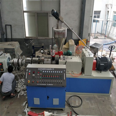 380V 50HZ 63mm 150kg / H Twin Screw ท่อพีวีซี Extrusion Line