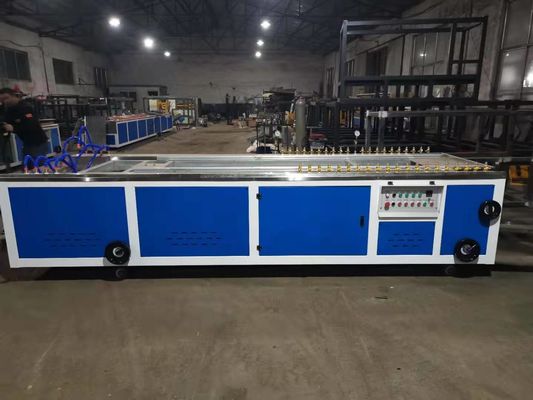 ราคาดี 380V 22kw 150kg / H สายการผลิตโปรไฟล์ UPVC WPC ออนไลน์