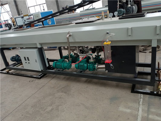ราคาดี PLC อัจฉริยะ 300 กก. / ชม. สายการอัดรีดท่อพลาสติก 90kw ออนไลน์