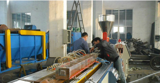 ราคาดี 22kw 120kg / H 10m / Min PVC WPC Profile Extrusion Line, เครื่องทำโปรไฟล์พลาสติก ออนไลน์
