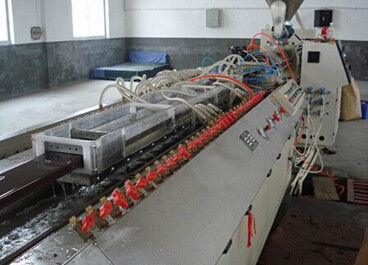 ราคาดี อัตโนมัติ PVC WPC PP PE พลาสติกโพรไฟล์สายการอัด / โรงงานพลาสติกโปรไฟล์ ออนไลน์