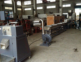ราคาดี เศษ PET เม็ดพลาสติกรีไซเคิลเครื่องเครื่องอัดขึ้นรูปเกล็ด Pelletizer ออนไลน์